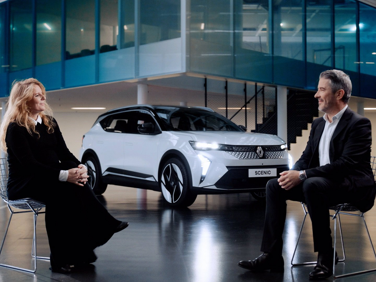 La directora de Desarrollo Sostenible de Renault Group, Cléa Martinet, junto al director de Diseño, Gilles Vidal, con el nuevo Scenic E-Tech 100% eléctrico. FOTO: Renault