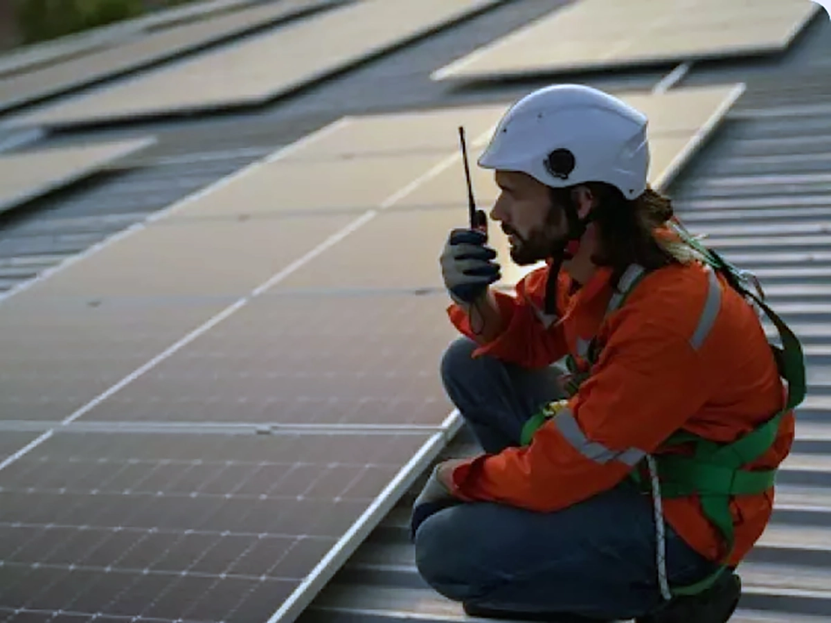 Trabajador de Solar360 comprueba las baterías inteligentes. FOTO: Solar360