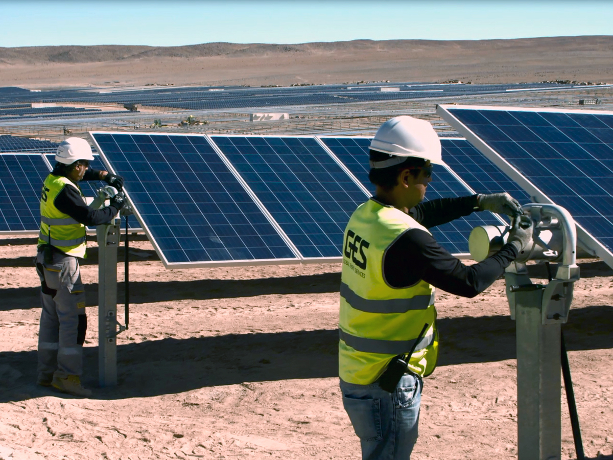 Trabajadores de GES en una instalación fotovoltaica. FOTO: GES