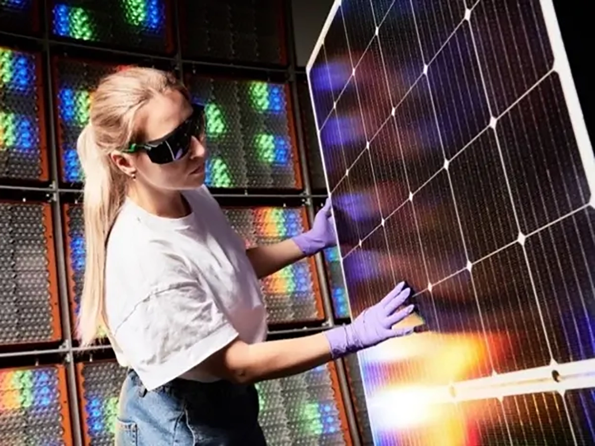 Con una eficiencia del 25 %, el módulo fotovoltaico en tándem a escala industrial es el módulo fotovoltaico de perovskita de silicio más eficiente del mundo. Foto: Fraunhofer ISE