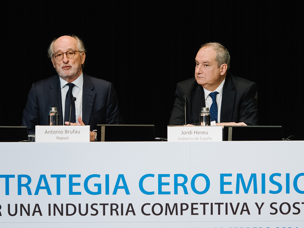 El presidente de Repsol, Antonio Brufau, y el ministro de Industria y Turismo, Jordi Hereu, en el XII Simposio Empresarial Internacional de Funseam. FOTO: Funseam