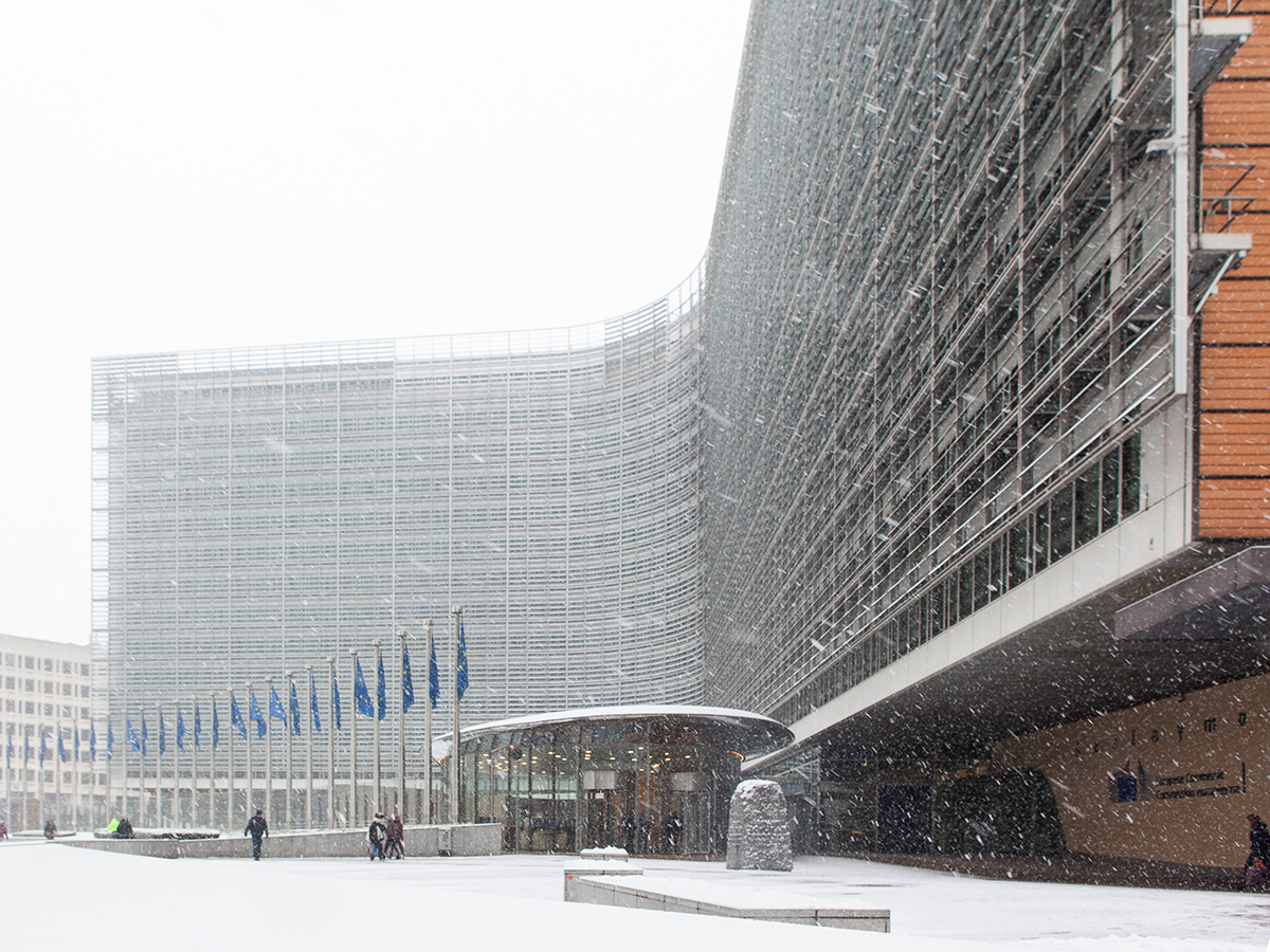 Sede de la Comisión Europea cubierta de nieve. FOTO: Christophe Licoppe