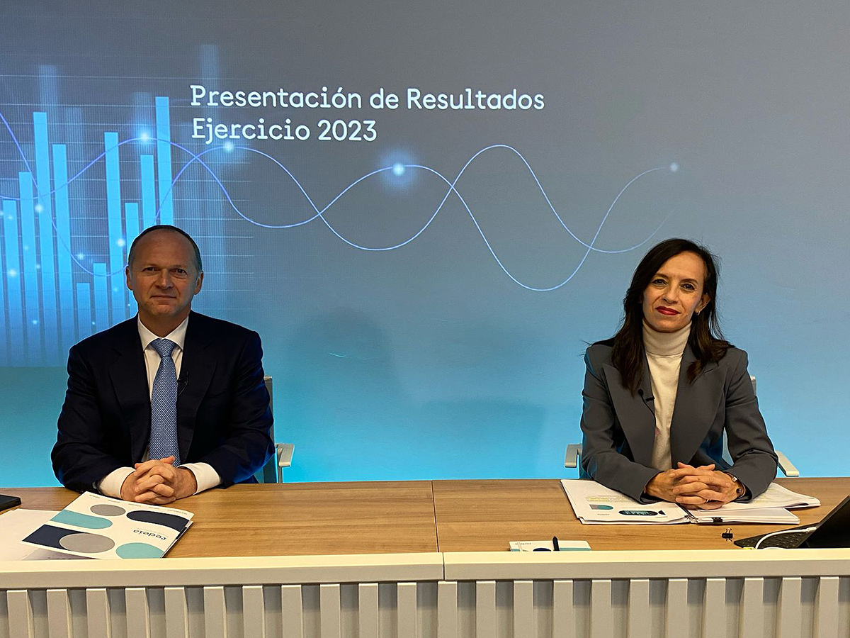 El CEO de Redeia, Roberto García Merino y la presidenta de la compañía, Beatriz Corredor, en la presentación de los resultados de la compañía de 2023. FOTO: El Periódico de la Energía
