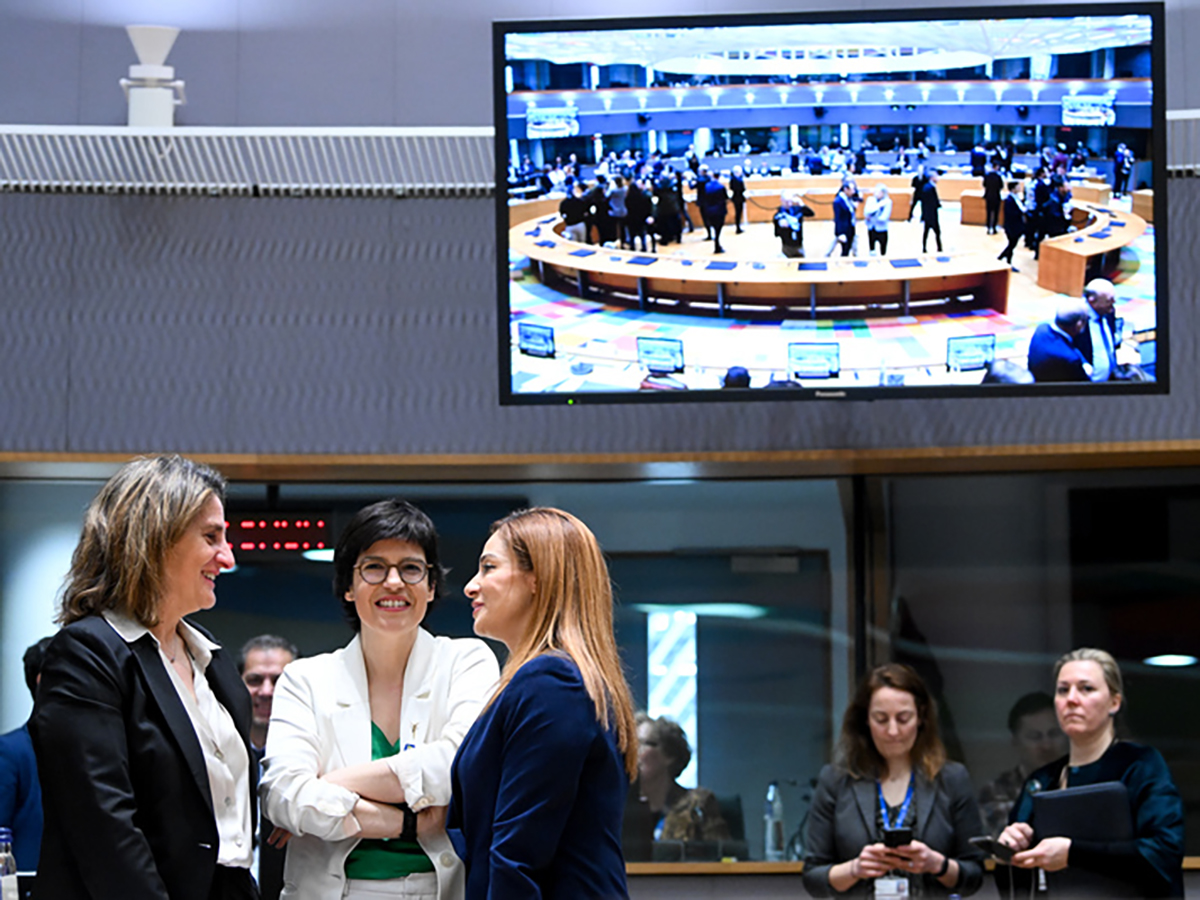 Teresa Ribera charla con sus homólogas en la reunión de ministros de Energía de la Unión Europea. FOTO: UE