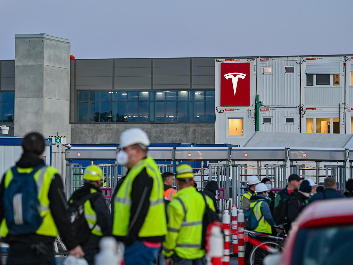 Los trabajadores esperan en la entrada de la obra de construcción de la futura fábrica de baterías del fabricante estadounidense de automóviles eléctricos Tesla en Gruenheide, cerca de Berlín. FOTO: Patrick Pleul/dpa-Zentralbild/dpa