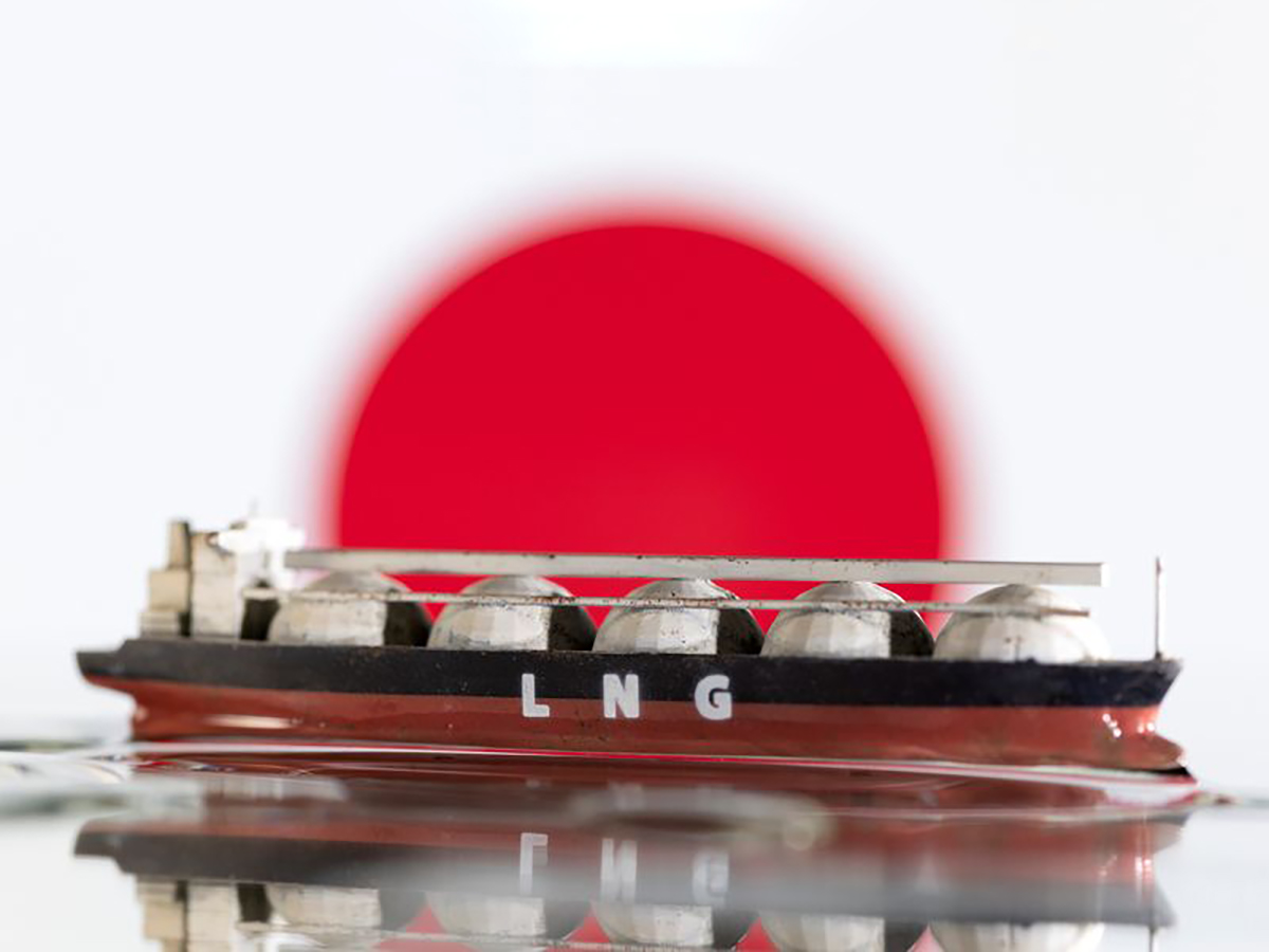 La ilustración muestra el modelo de un buque cisterna de GNL y la bandera de Japón.