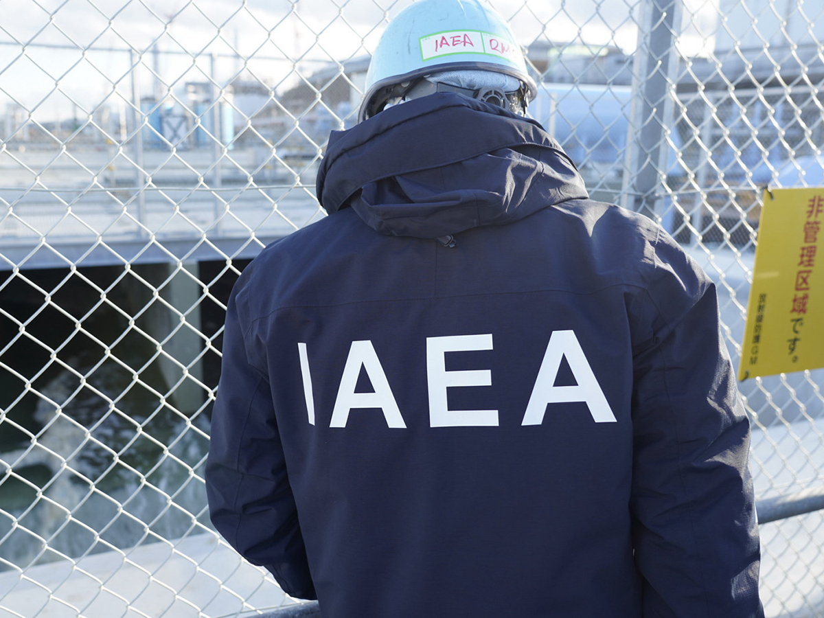 El director general del Organismo Internacional de la Energía Atómica (OIEA), Rafael Grossi, inspecciona las aguas vertidas en la central de Fukushima. - OIEA