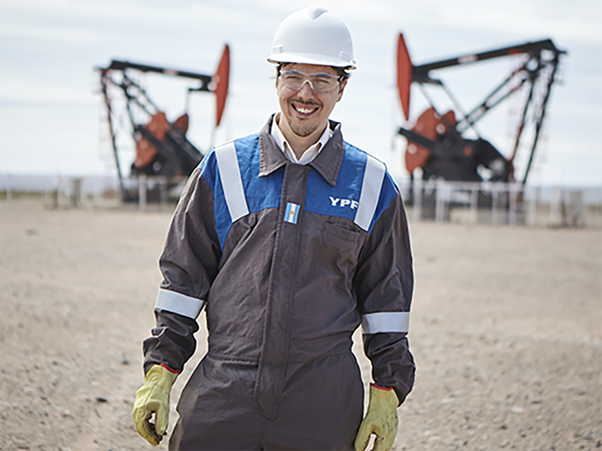 Trabajador de YPF en el yacimiento de petróleo y gas de Vaca Muerta en Argentina. FOTO: YPF