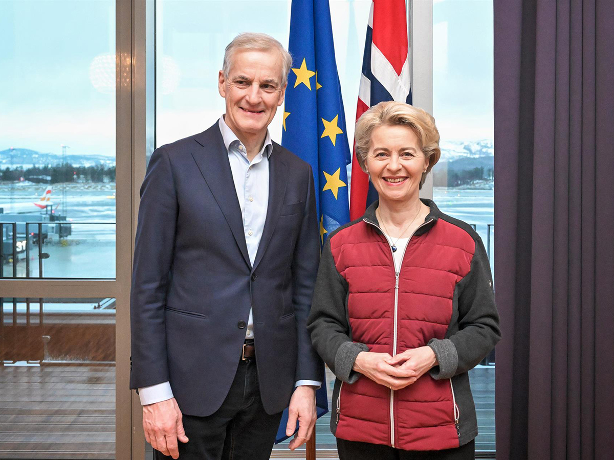 El primer ministro de Noruega, Jonas Gahr Store y la presidenta de la Comisión Europea, Ursula von der Leyen. FOTO: Dati Bendo
