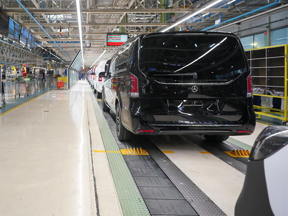 Una furgoneta, en la línea de produccción de la planta de Mercedes Vitoria. FOTO: Iñaki Berasaluce - Europa Press
