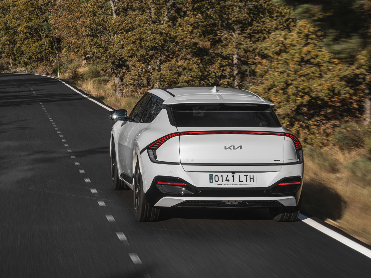 El número de kilómetros hechos al año por usuarios es cada vez mayor.  - KIA /></p><p>Además, su plataforma tecnológica permite reservar, monitorizar y gestionar sesiones de carga, y su tarjeta eZCard <strong>garantiza acceso a más de 850.000 puntos de recarga</strong> asociados mediante acuerdos de roaming internacional. El 81% de sus usuarios nunca ha esperado más de 15 minutos para cargar, lo que desmonta mitos sobre la falta de disponibilidad en carretera.</p>
<p>Del mismo modo, el mito de que el coche eléctrico solo sirve para la ciudad ya no tiene sentido. <strong>El 93% de los usuarios supera los 10.000 km anuales</strong> y un 47% recorre más de 20.000 km. Más del 40% realiza al menos siete trayectos de más de 250 km al año, reflejando una normalización de la movilidad eléctrica para trabajo, ocio y vacaciones.</p></div></body></html>