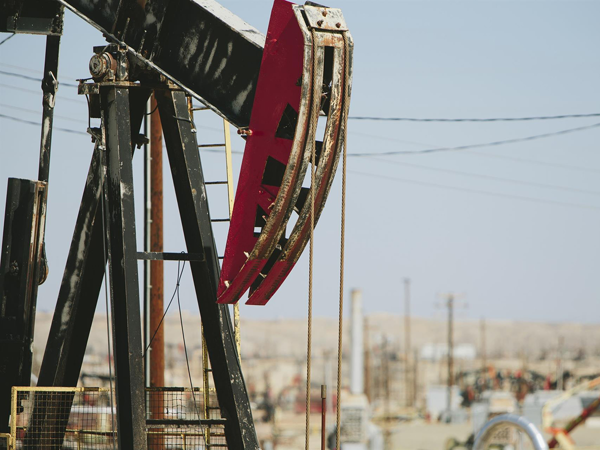 Un campo de extracción de petróleo en Bakersfield, en California. FOTO:  Paul Edmondson / Zuma Press