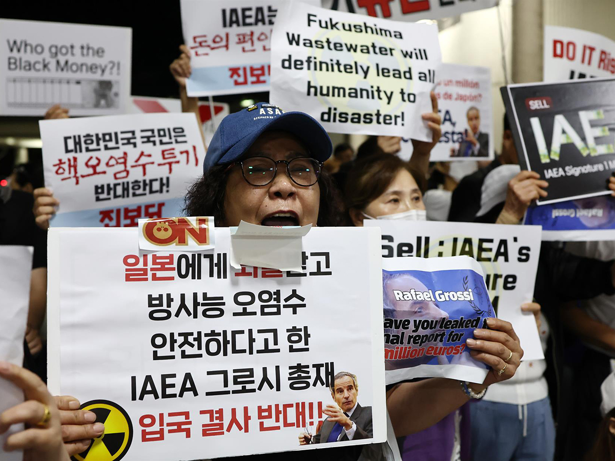 Concentración en Corea del Sur contra la decisión de Japón de verter agua tratada de la central de Fukushima.  FOTO: Yna/Dpa