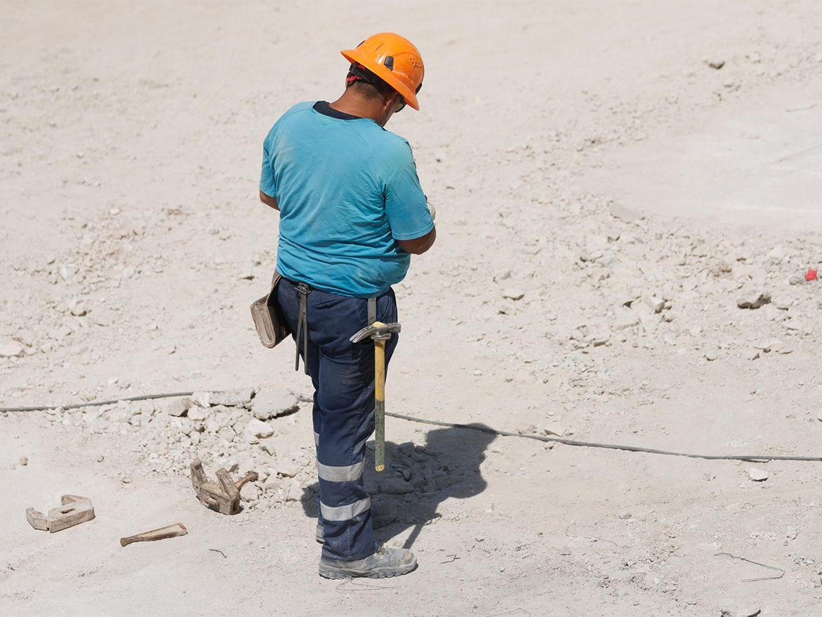 Un obrero durante la construcción de una obra, a 10 de mayo de 2023, en Madrid (España). FOTO: Eduardo Parra