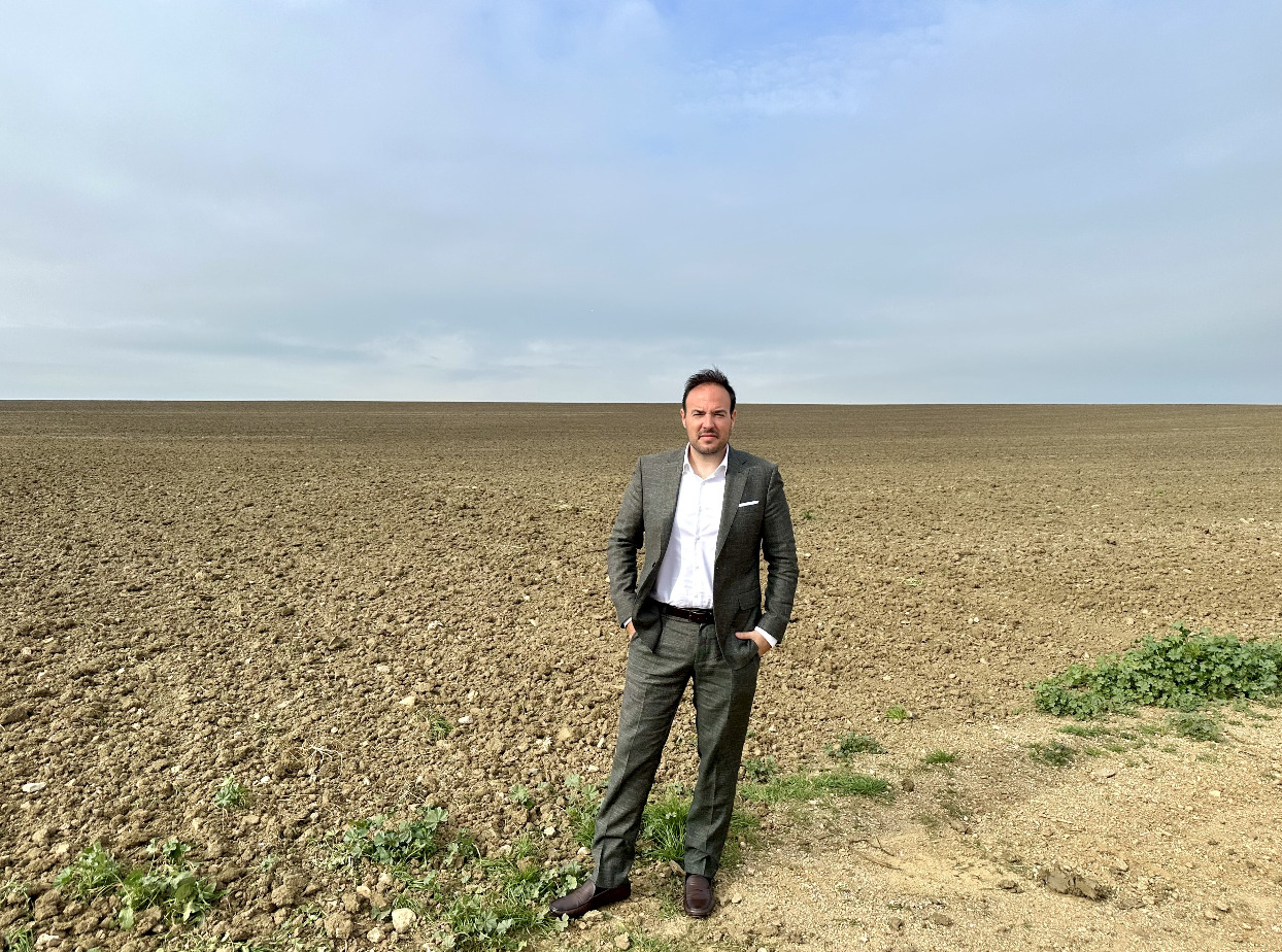 El presidente de la compañía Go Energy Group,  Curro Nicolau, en una reciente
visita a uno de los terrenos donde se ubicarán las instalaciones de hidrógeno verde.