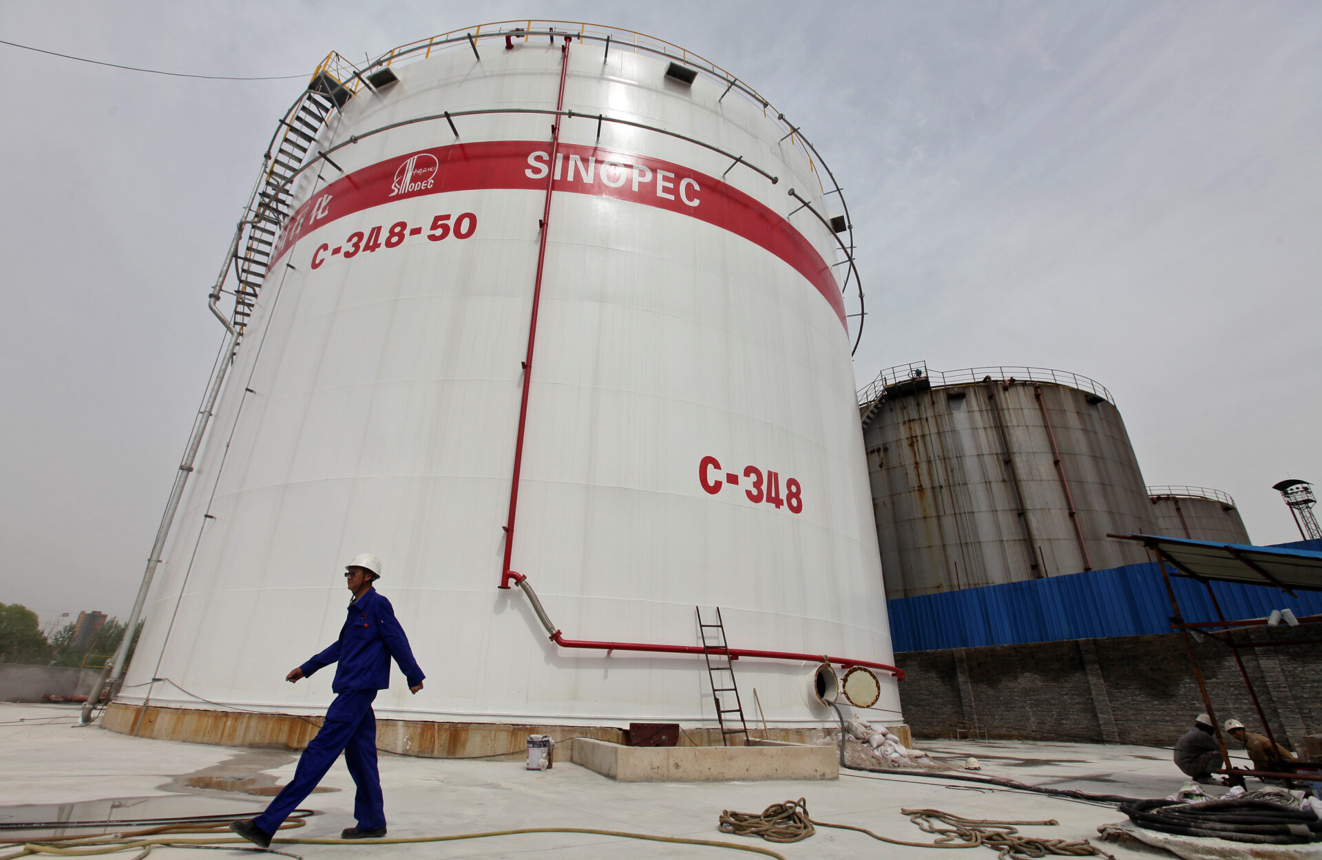 Tanques de petroleo en  una refinería de Sinopec en Wuhan, provincia de Hubei, China.