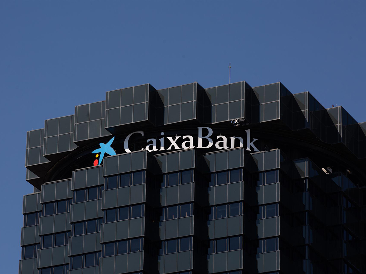 Fachada de la sede de CaixaBank en la Avenida Diagonal de Barcelona. FOTO: David Zorrakino - Europa Press