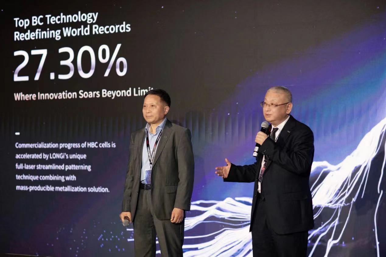 El fundador y presidente de LONGi, Li Zhenguo, y el científico jefe, Xu Xixiang, revelan el nuevo récord mundial de células solares de silicio de contacto posterior de heterounión.