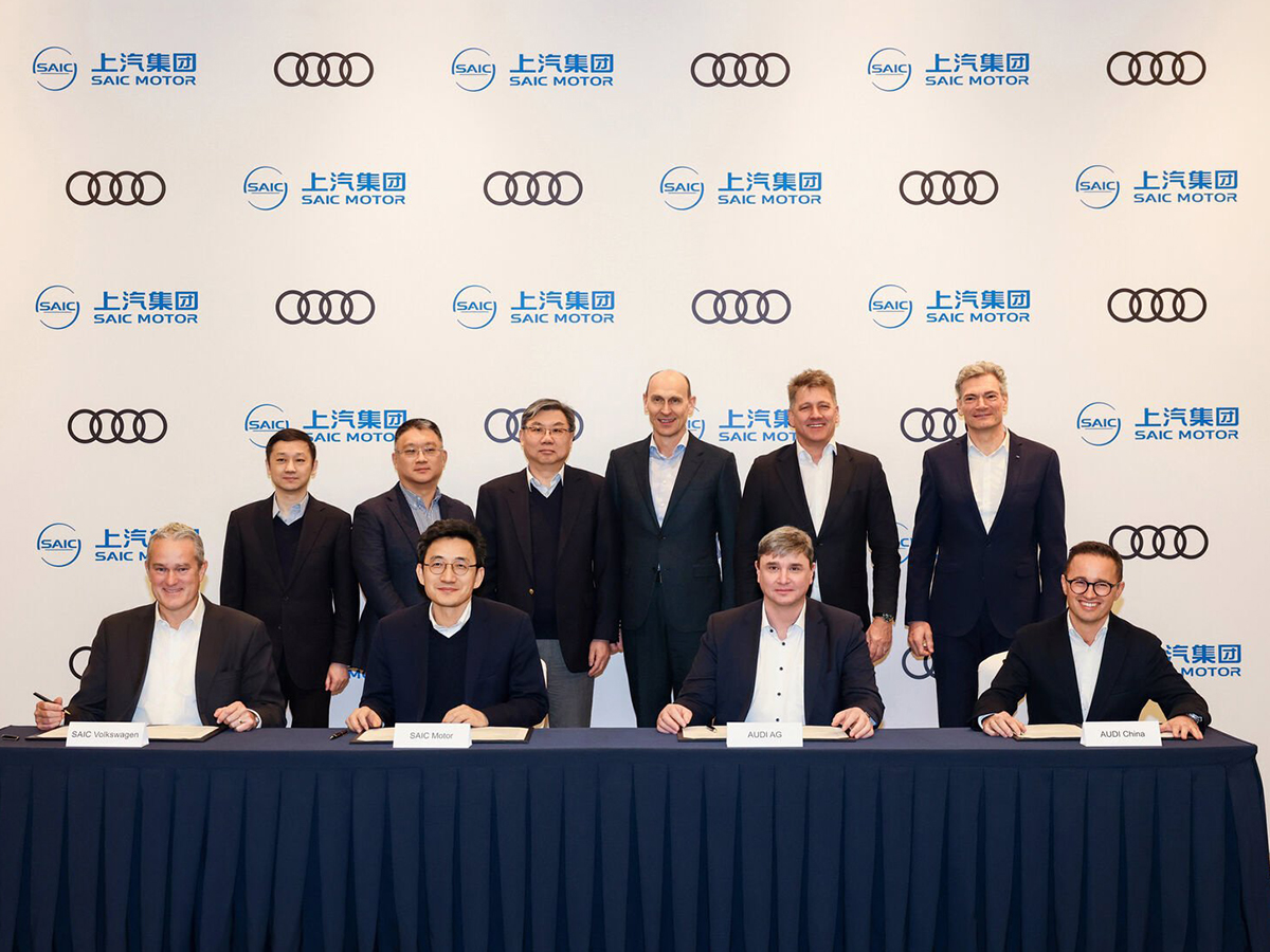 Reunidos en la mesa para firmar el acuerdo y fortalecer la asociación entre Audi y SAIC. FOTO: Audi