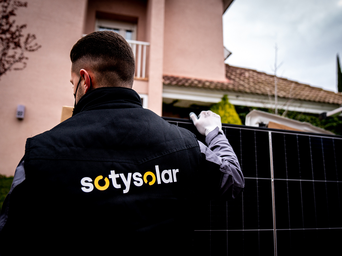 Instalador de paneles solares de Sotysolar. FOTO: Sotysolar