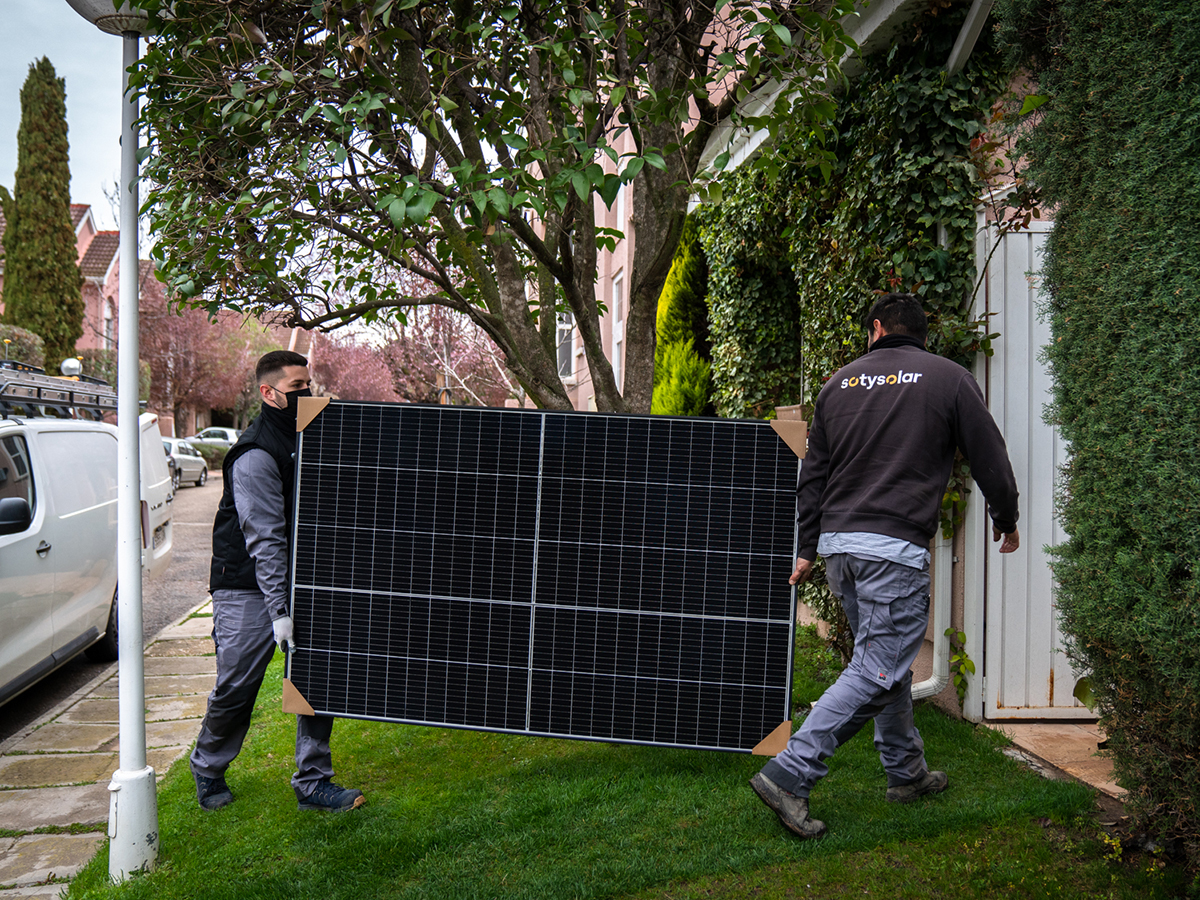 Instaladores de paneles solares de Sotysolar. FOTO: Sotysolar