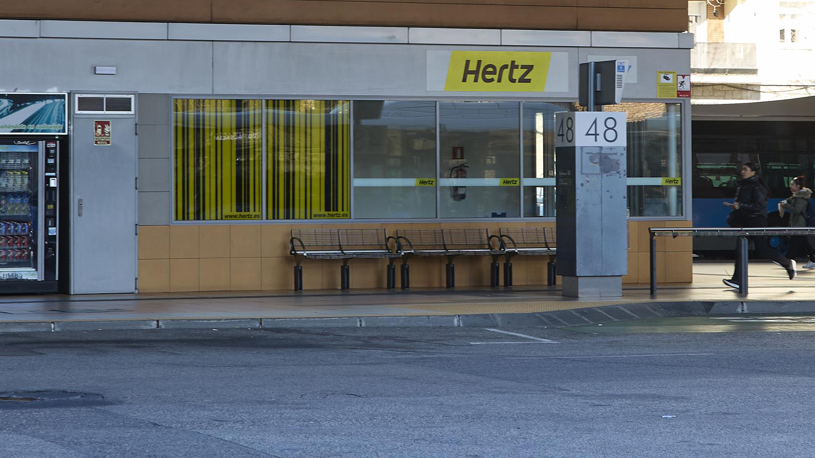 Un establecimiento de la cadena de alquiler de automóviles Hertz, en Plaza de Castilla, a 26 de febrero de 2023, en Madrid (España). FOTO: Jesús Hellín - Europa Press