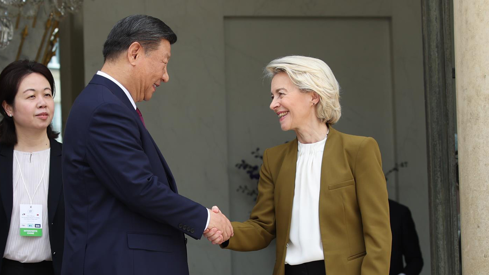 La presidenta de la Comisión Europea, Ursula von der Leyen, y el presidente de China, Xi Jinping, salen después de asistir a una reunión en el palacio presidencial del Elíseo. FOTO: Christophe Licoppe/Comunicación Europea / DPA