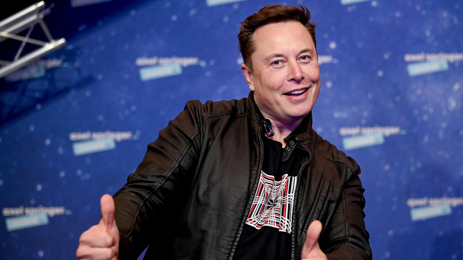 Elon Musk, director de la empresa espacial SpaceX y director ejecutivo de Tesla, llega a la ceremonia del Premio Axel Springer. FOTO: Britta Pedersen/dpa/Pool/dpa