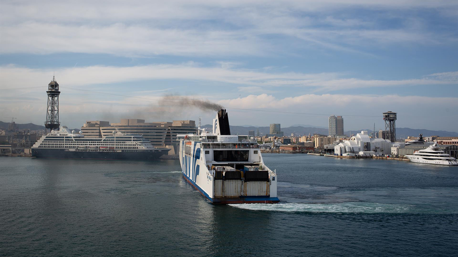 Un crucero entra a la terminal de cruceros del Puerto de Barcelona, visto desde el Puente de la Puerta de Europa. FOTO: David Zorrakino - Europa Press