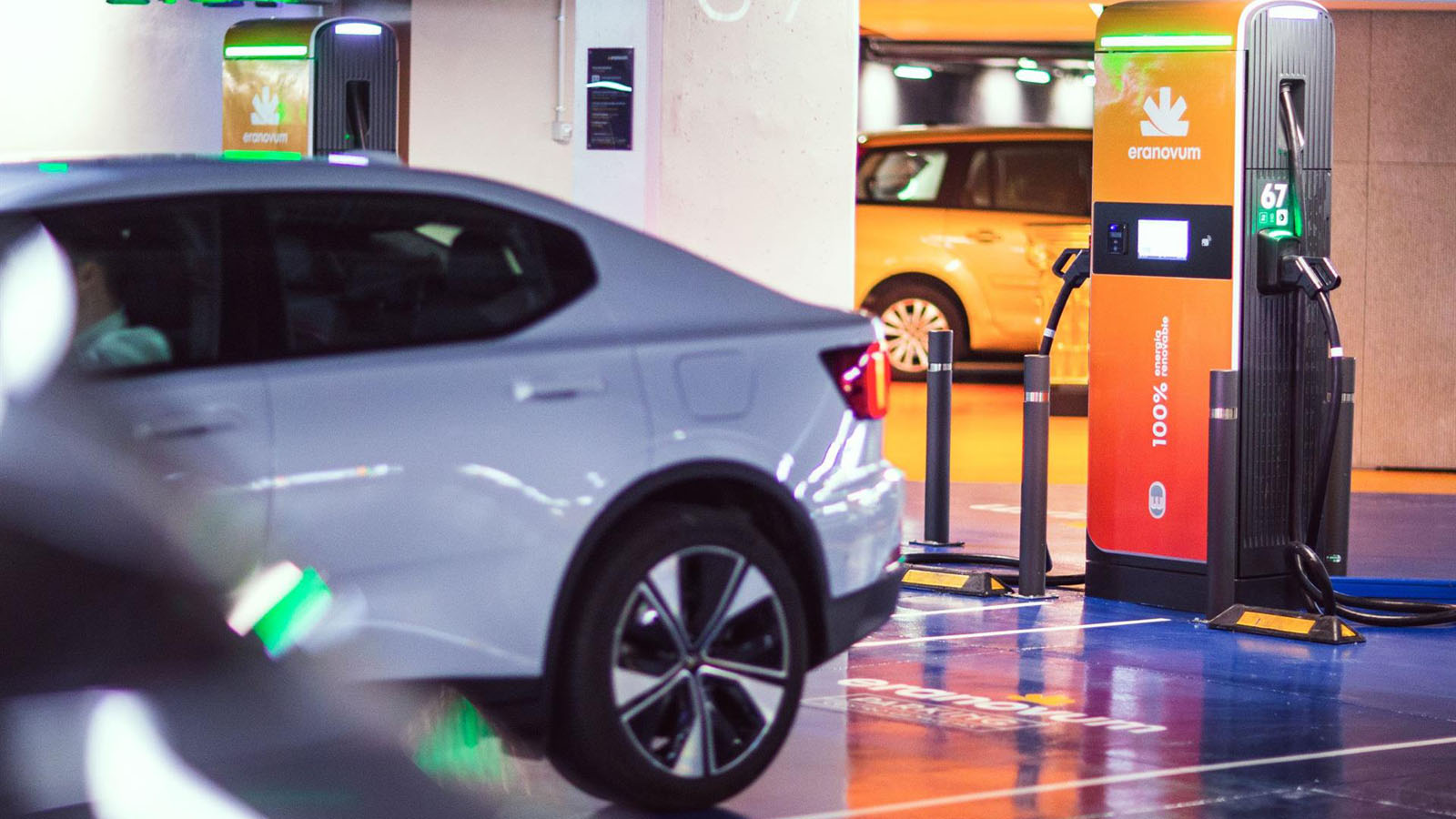  /></p><p>La situación actual permite hablar de consolidación, pero no de complacencia. El propio sector recuerda que, para cumplir los objetivos del Plan Nacional Integrado de Energía y Clima (PNIEC) y de las hojas de ruta de fabricantes y concesionarios, <strong>España debería contar en torno a 340.000 puntos de recarga pública a finales de la década.</strong></p>
<p>Diversos análisis elaborados por ANFAC y Faconauto ya advertían hace años de que, para acompasar la infraestructura con la penetración prevista del vehículo electrificado, sería necesario <strong>multiplicar por 30 el número de puntos públicos entre la situación de partida y 2030.</strong> El calendario intermedio que manejaban estas organizaciones pasaba por unos 120.000 puntos en 2025, un listón que la realidad ha rebajado de forma significativa, pese al impulso registrado en 2024 y 2025.</p>
<blockquote><p>Relacionado:</p><p><a href=