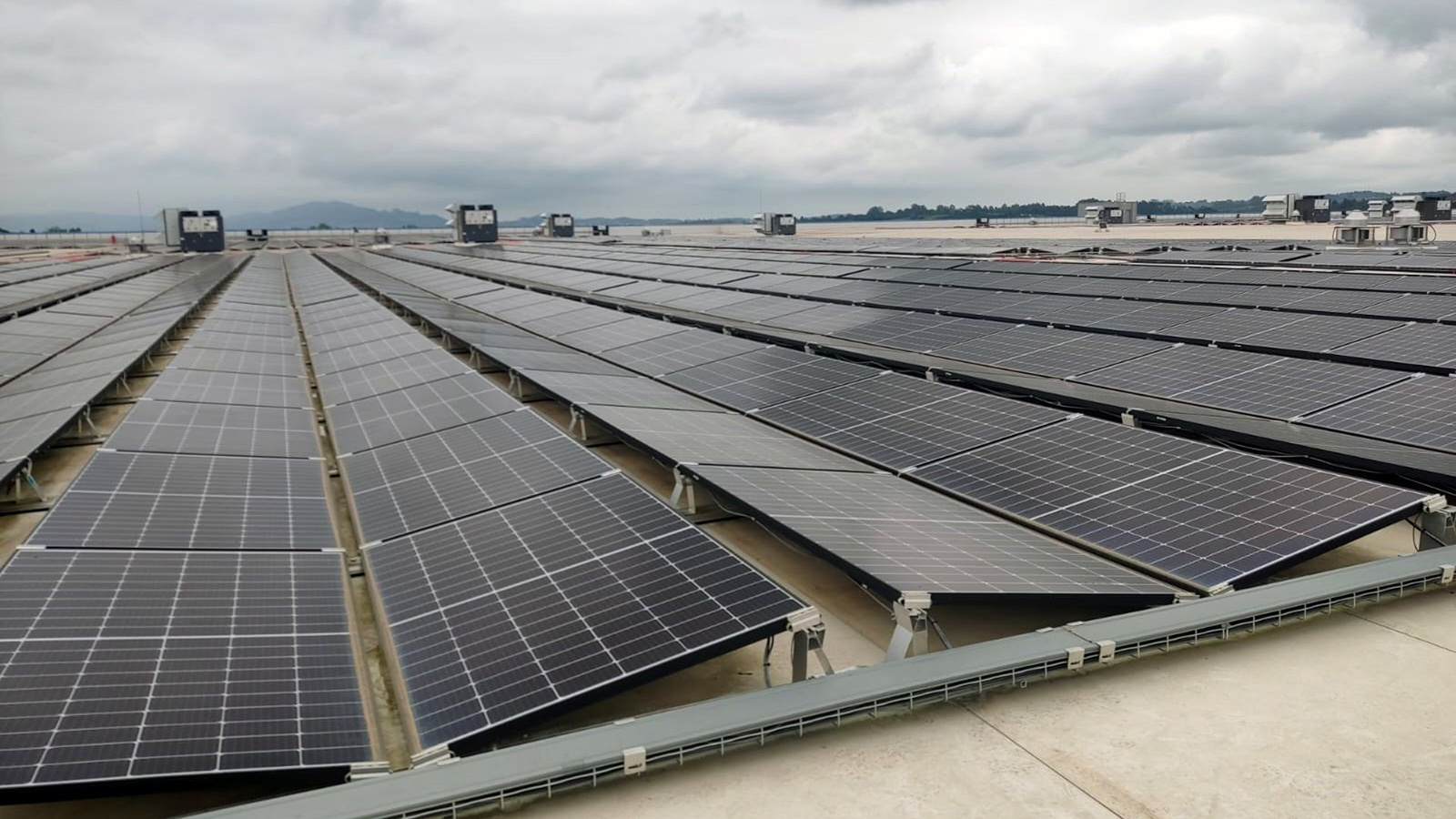 Placas solares instaladas en la azotea del Centro Logístico de Amazon en Bobes, Siero
