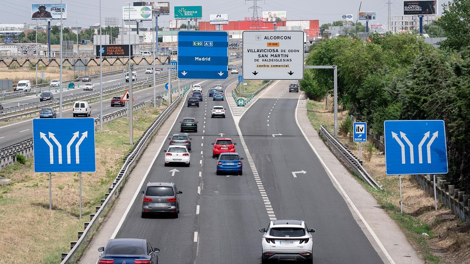 Varios coches circulan durante la operación salida de verano 2024, en la autovía A5, a 28 de junio de 2024. 