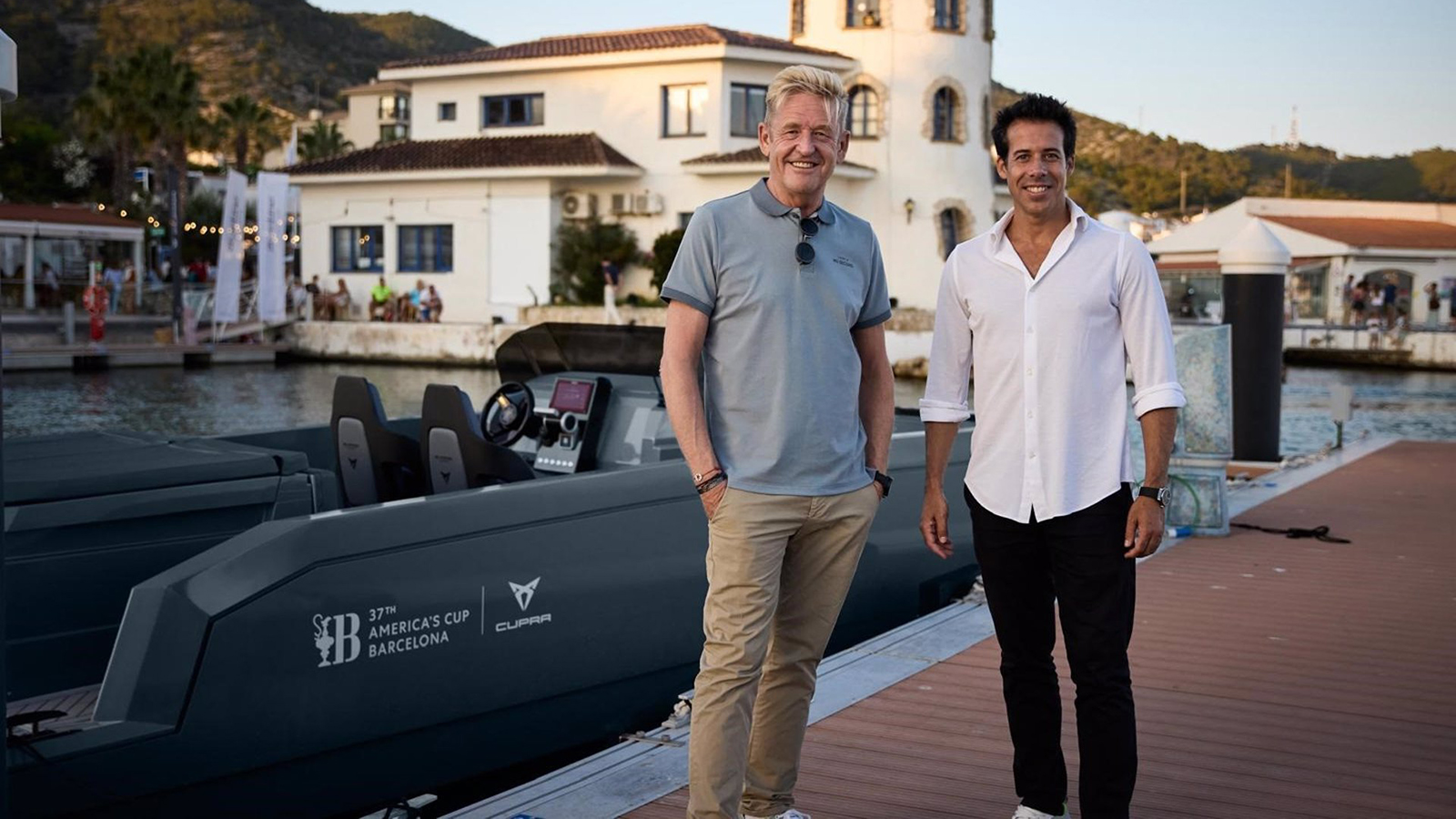 El CEO de Cupra, Wayne Griffiths, y el cofundador de De Antonio Yacht Marc de Antonio, junto al E23 Terramar.