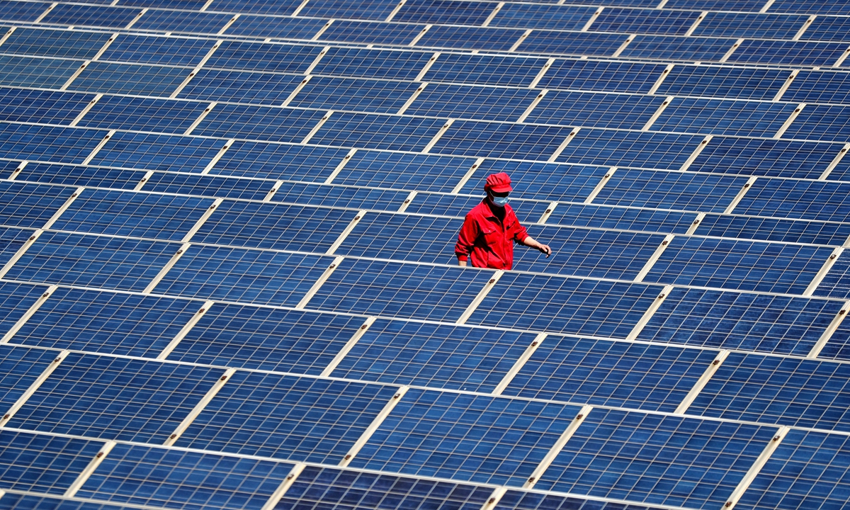 Un técnico inspecciona un proyecto de energía fotovoltaica en la provincia china de Shandong. 