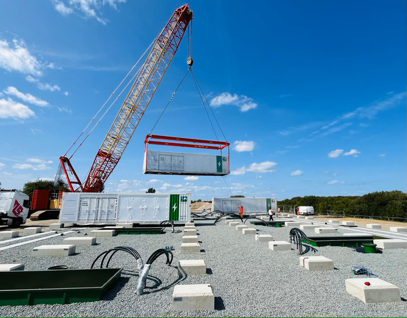 Instalación de los primeros contenedores del parque energético de Sheaf en Kent, Inglaterra.  