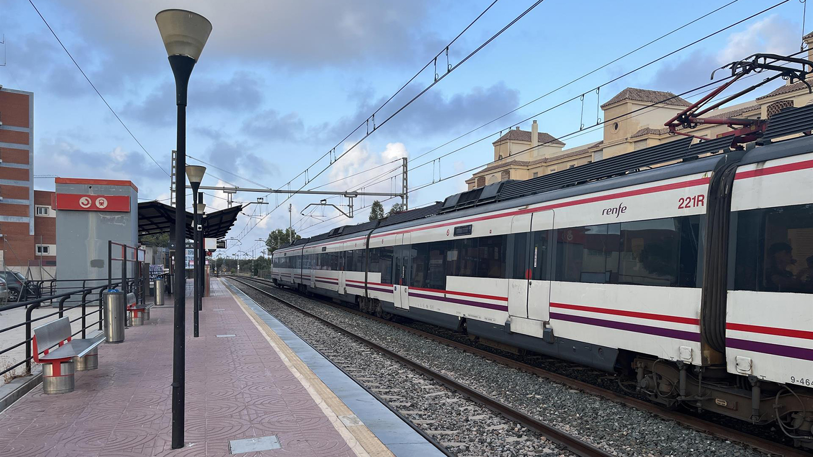 Tren de la línea C-1 de Cercanías de Renfe a su paso por el apeadero de El Pinillo.