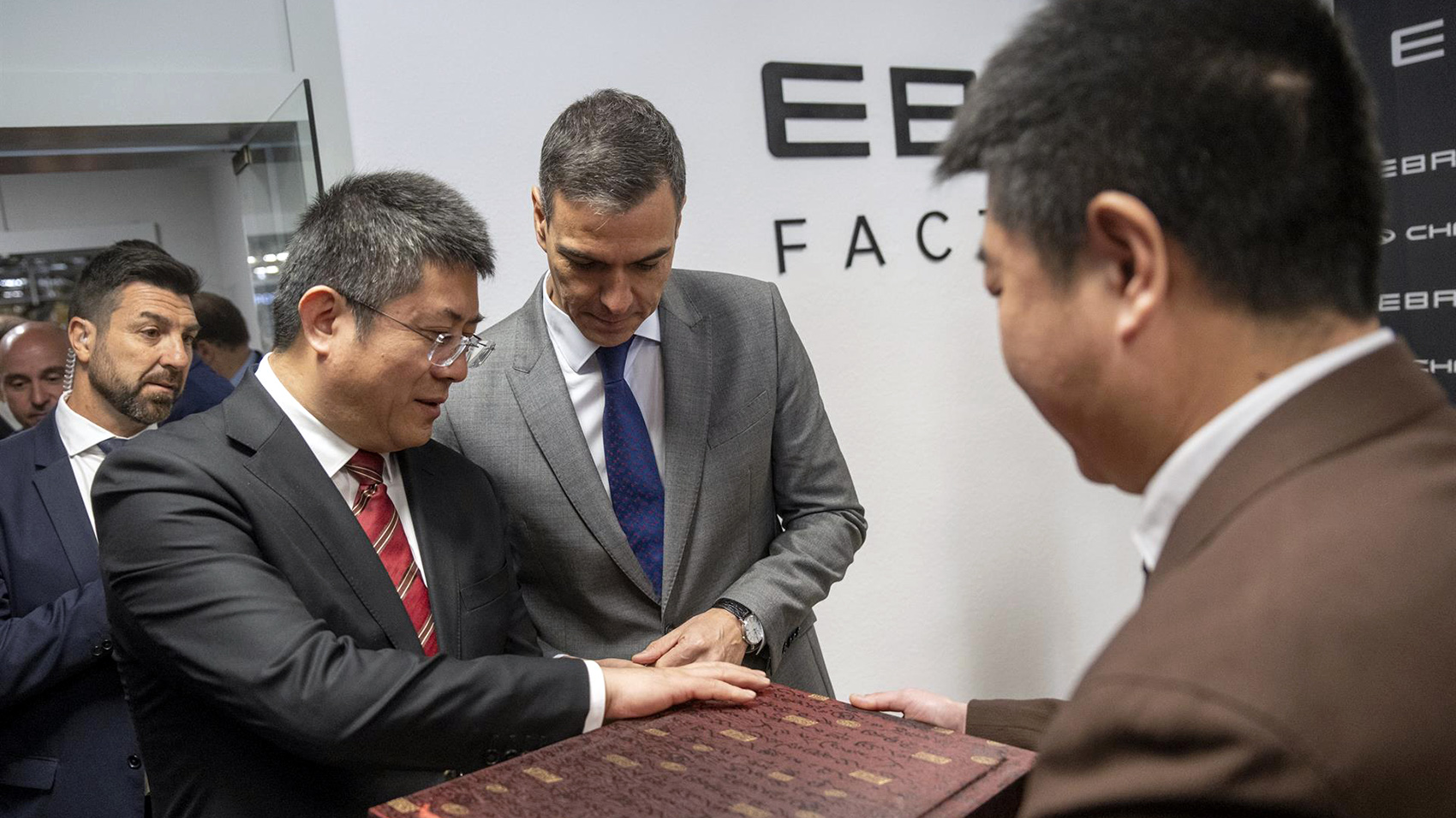 El vicegobernador de la provincia china de Anhui, Shan Xiangqian (i), y el presidente del Gobierno, Pedro Sánchez (d), durante el acto de la firma del acuerdo entre Ebro y Chery para construir coches eléctricos en la antigua fábrica de Nissan.