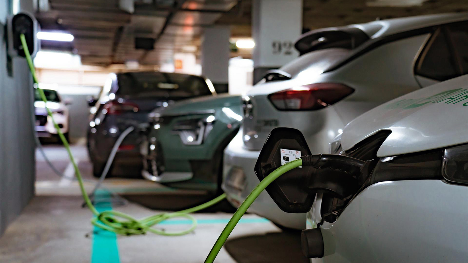 Parking en Madrid de vehículos de coches eléctricos.