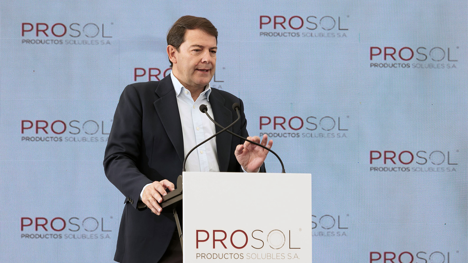 El presidente de la Junta de Castilla y León, Alfonso Fernández Mañueco, en la inauguración de la caldera sostenible de Prosol.