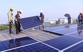 Instalación de energía solar en el tejado en India.