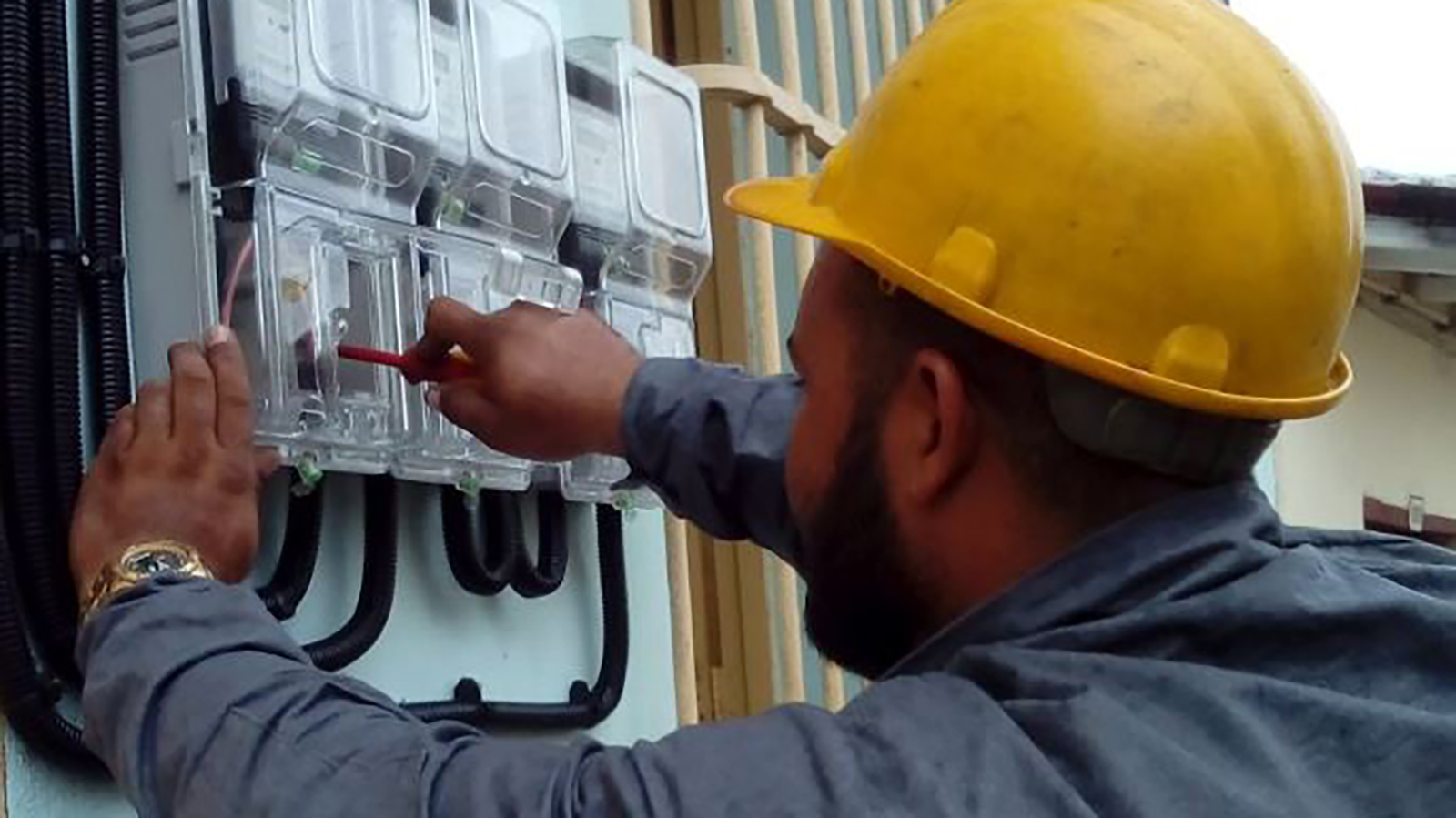 Trabajador repara una instalación eléctrica en Cuba.