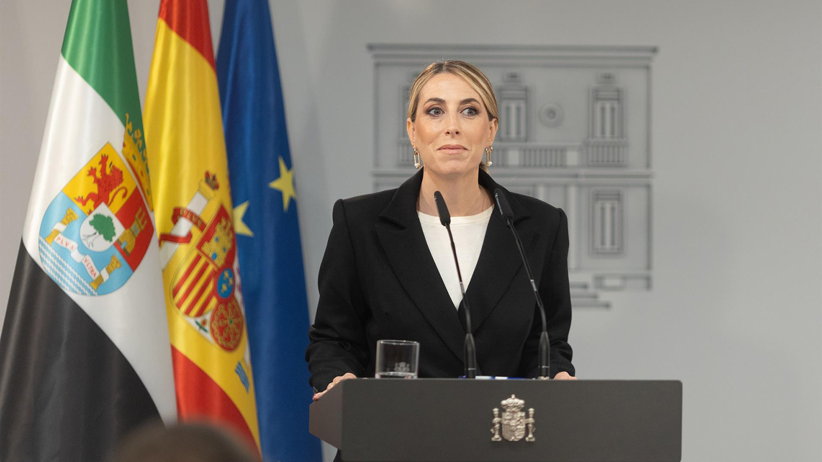 La presidenta de la Junta de Extremadura, María Guardiola, ofrece una rueda de prensa tras un encuentro con el presidente del Gobierno.