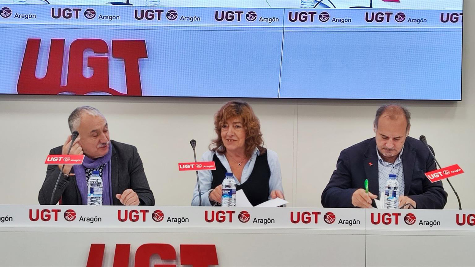 El secretario general de UGT, Pepe Álvarez, a la izquierda, antes de tomar la palabra en la reunión de delegados del sindicato este lunes en Zaragoza.