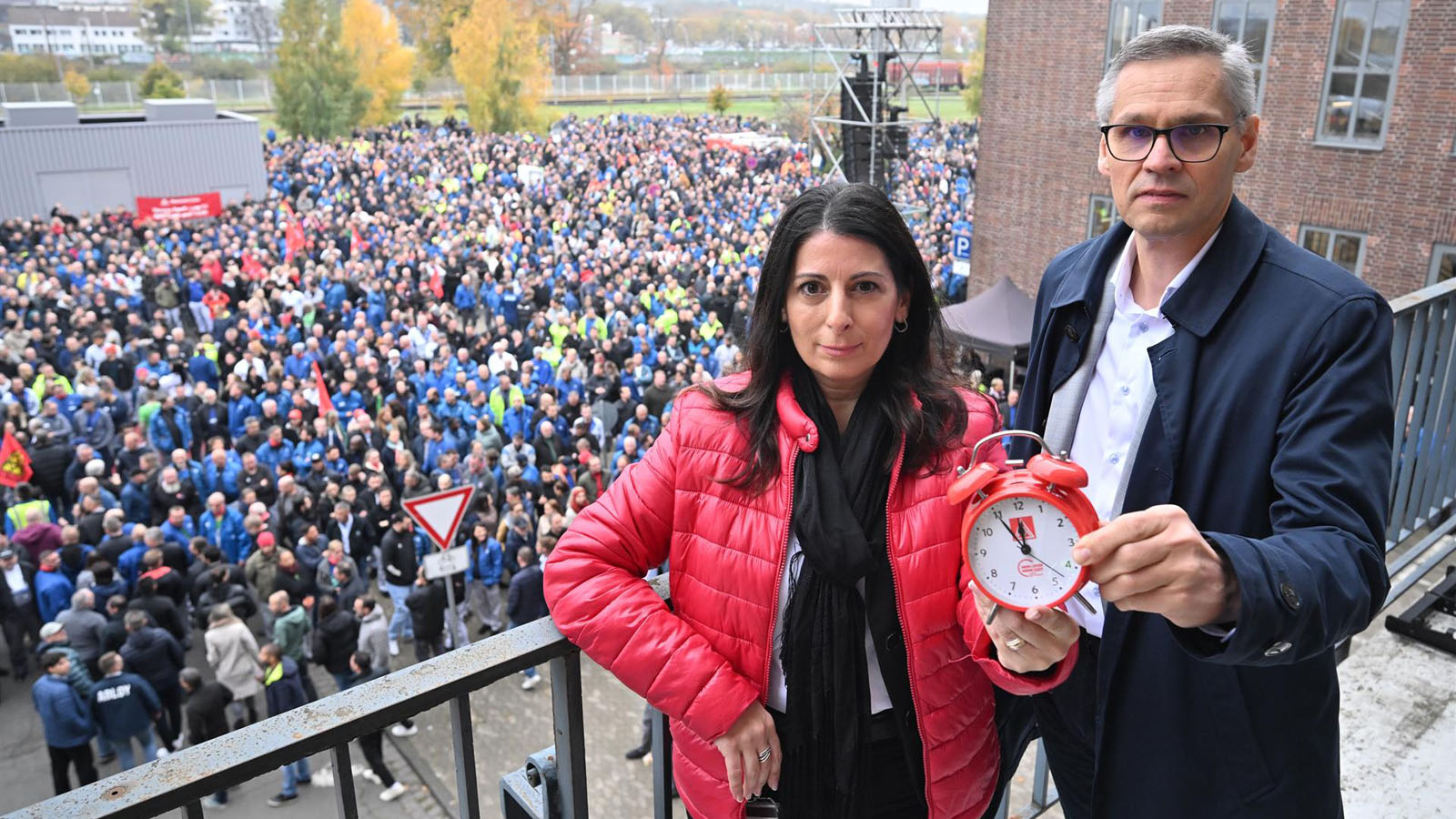 Daniela Cavallo, presidenta del comité de empresa general y del grupo Volkswagen AG, y Thorsten Groeger, negociador de IG Metall, en un acto del comité de empresa general de Volkswagen en la planta principal del fabricante. 