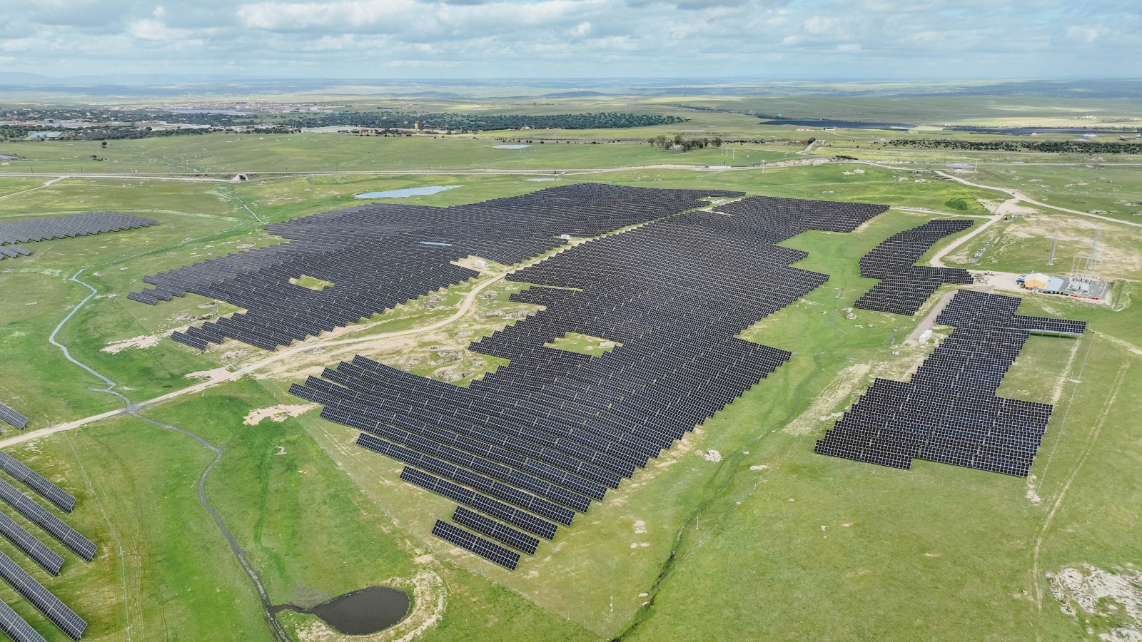 Bruc conecta sus primeras baterías hibridadas con energía solar en Extremadura.