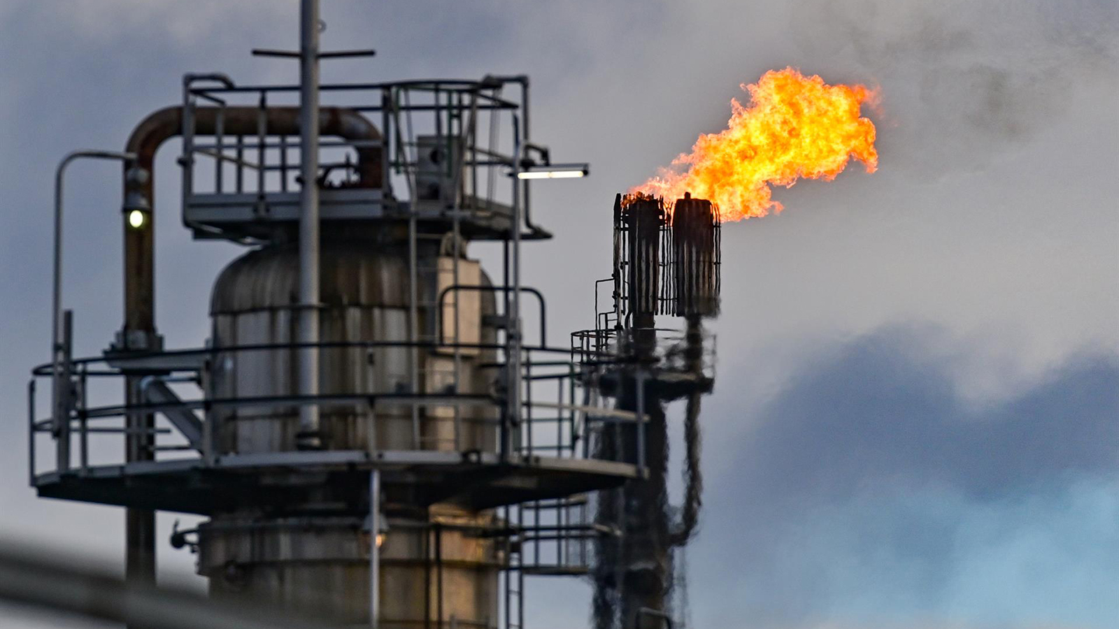 El gas sobrante se quema en la planta de procesamiento de petróleo crudo de PCK-Raffinerie GmbH. - Patrick Pleul/dpa-Zentralbild/dp