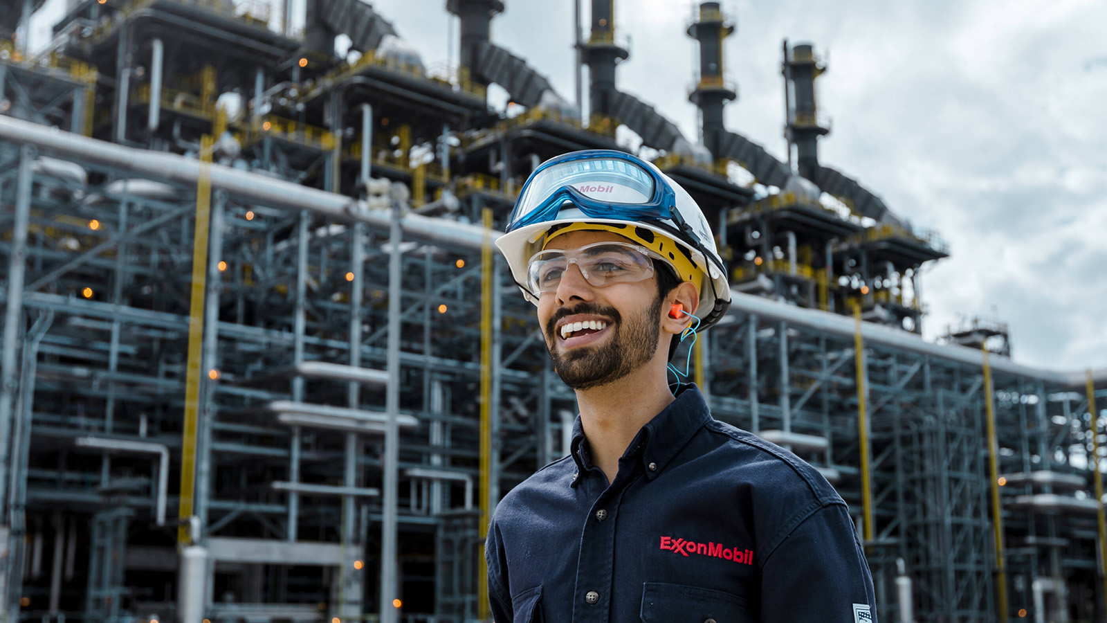 Trabajador en las instalaciones de Exxon.