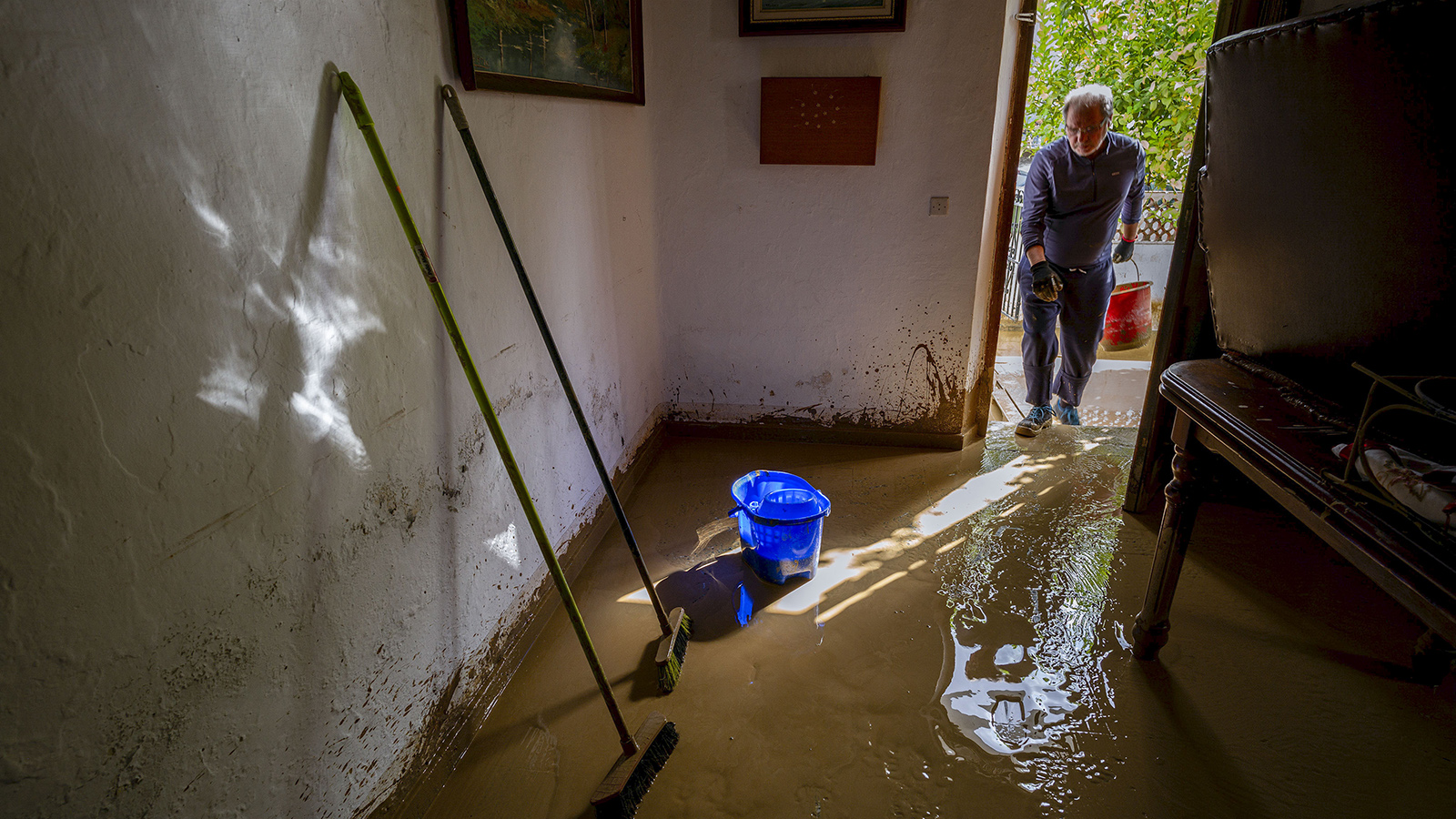 Aspecto del interior de una vivienda del barrio de Cártama (Málaga), tras el desborde del río Guadalhorce este pasado martes 29 de octubre.