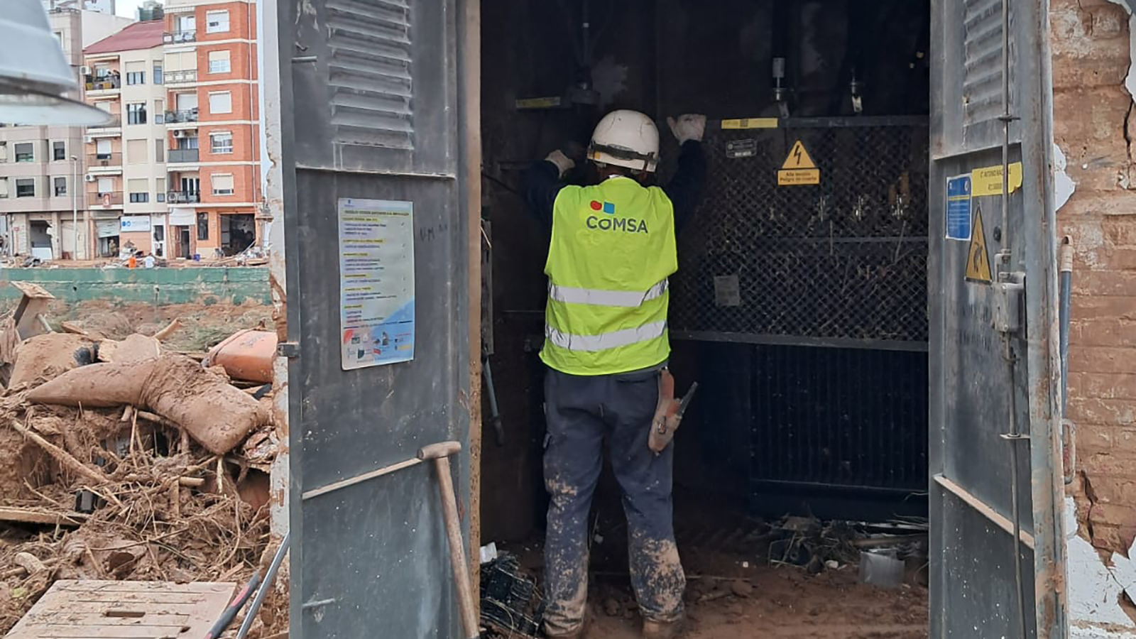 Trabajador revisa los cuadros eléctricos tras la DANA de Valencia. 