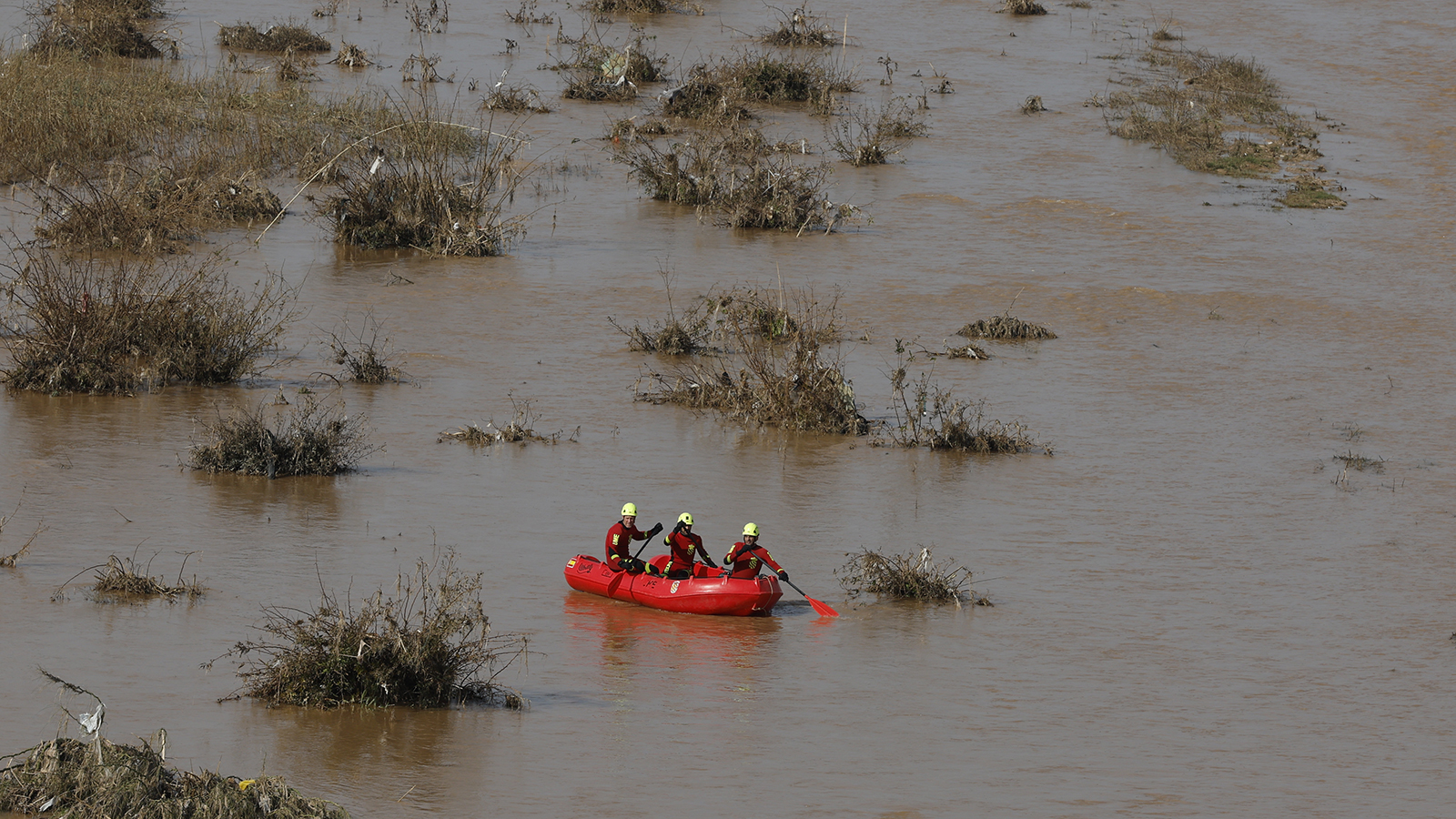 Miembros de la UME y de los bomberos trabajan este martes en la búsqueda de víctimas mortales a causa de las inundaciones de la Dana en el cauce del río Turia en Valencia este martes.